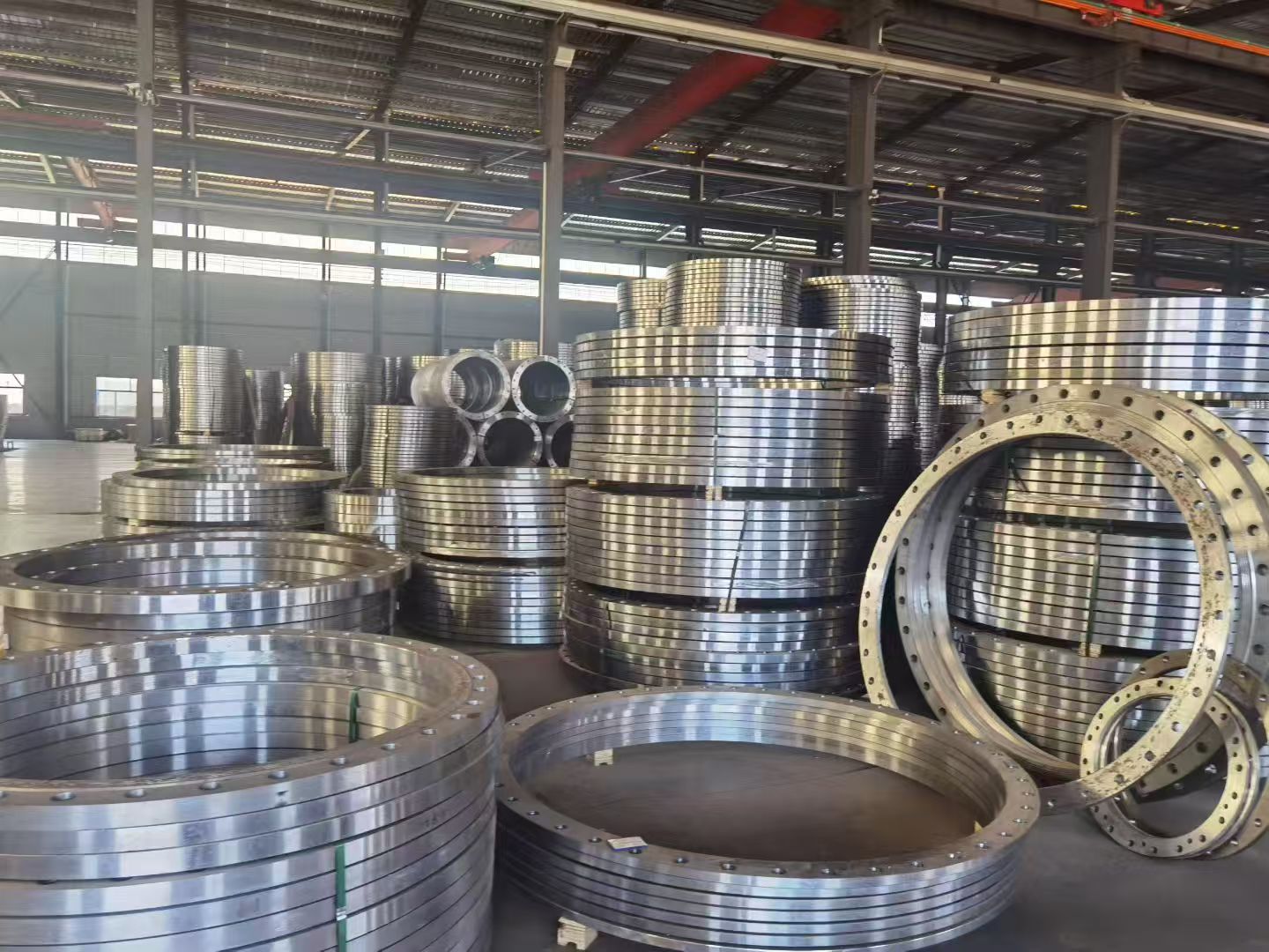 Environnement CNC 3 axes favorisant une production répétitive stable.