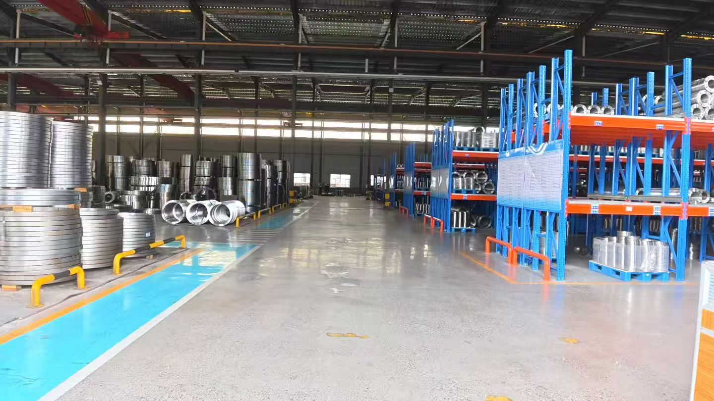 Environnement réel d’atelier pour l’usinage CNC et la fabrication de pièces mécaniques.