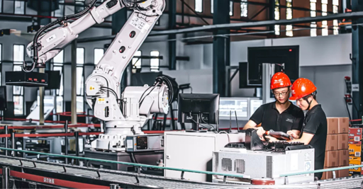 ingénieur qualité contrôlant la documentation qualité et les rapports d’inspection pour pièces usinées CNC