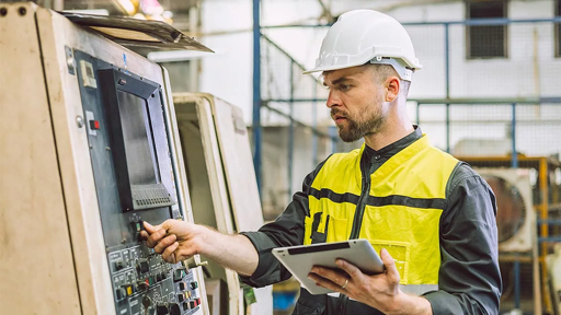 ingénieur qualité validant le processus d’inspection sur site de fabrication pour pièces mécaniques usinées