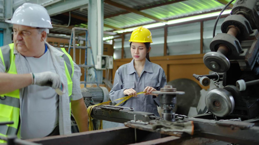 collaboration entre achats, ingénierie et production dans un projet de fabrication industrielle