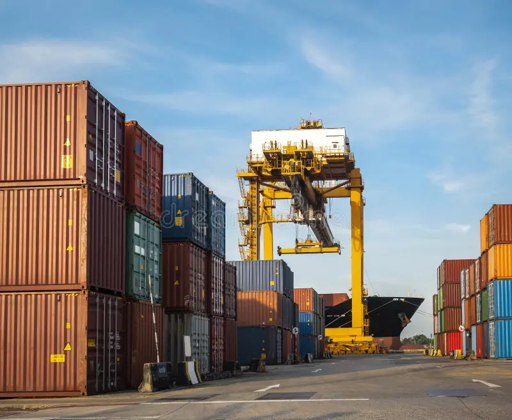 préparation de livraison internationale CNC avec adresse étiquetage logistique et dédouanement