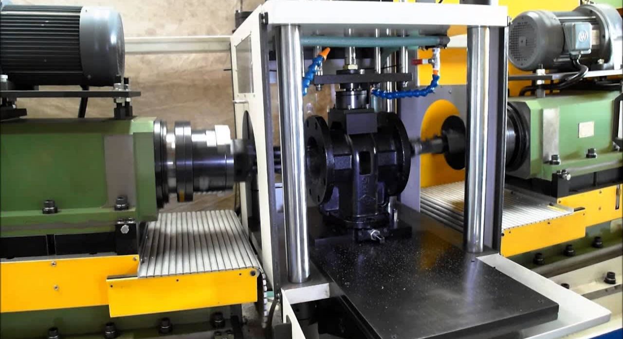 Atelier standard d’usinage CNC 3 axes pour pièces industrielles courantes.
