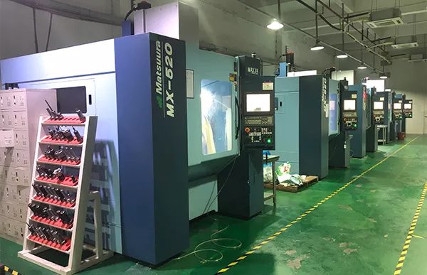 centre d’usinage CNC 5 axes japonais pour pièces mécaniques complexes et projets de précision